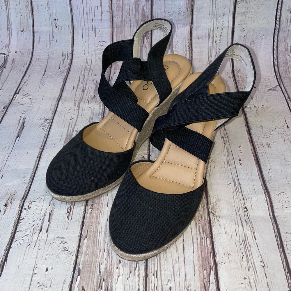 Me Too black wedges closed toe